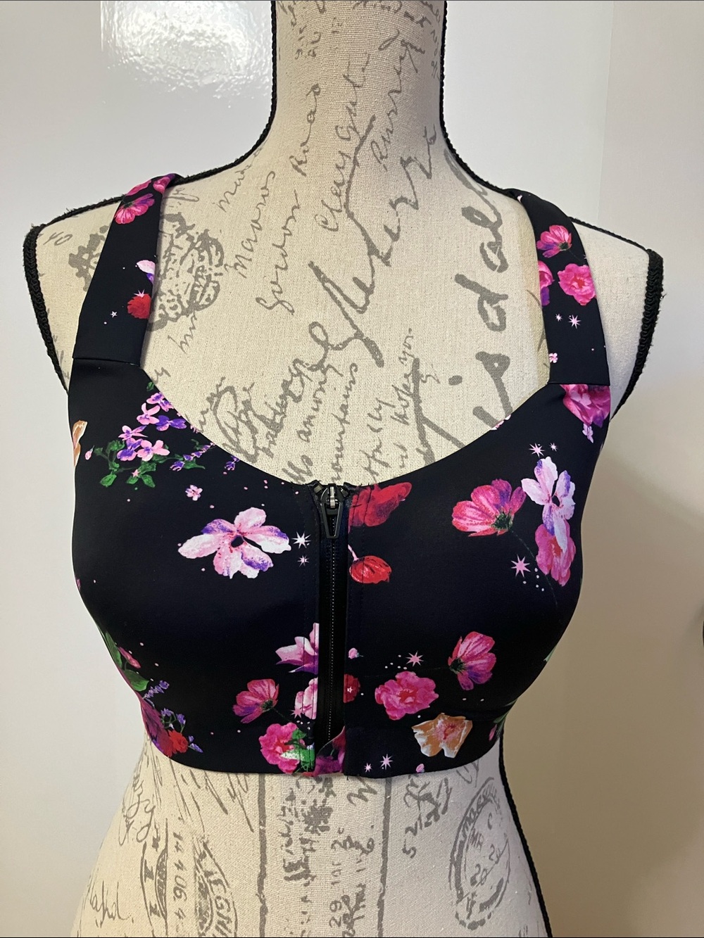 Victoria’s Secret Knockout On Point Front Zip Sport Bra Sz 34DD Black/Floral